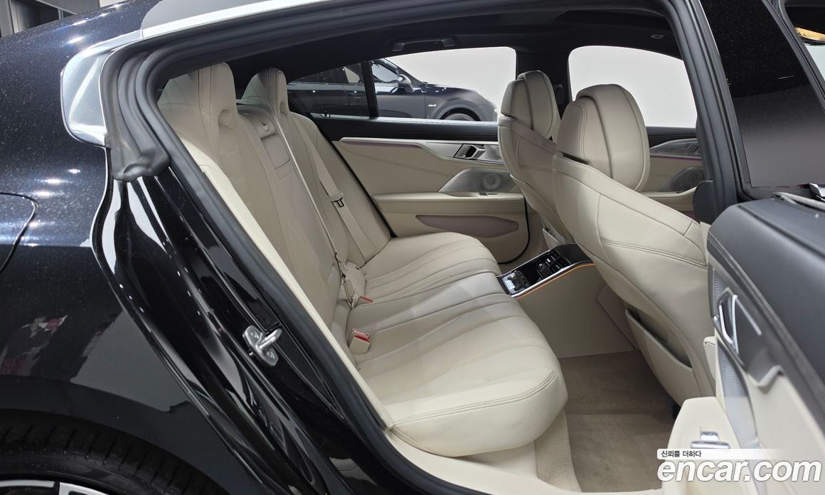 BMW 8-Series (G15) фото 12