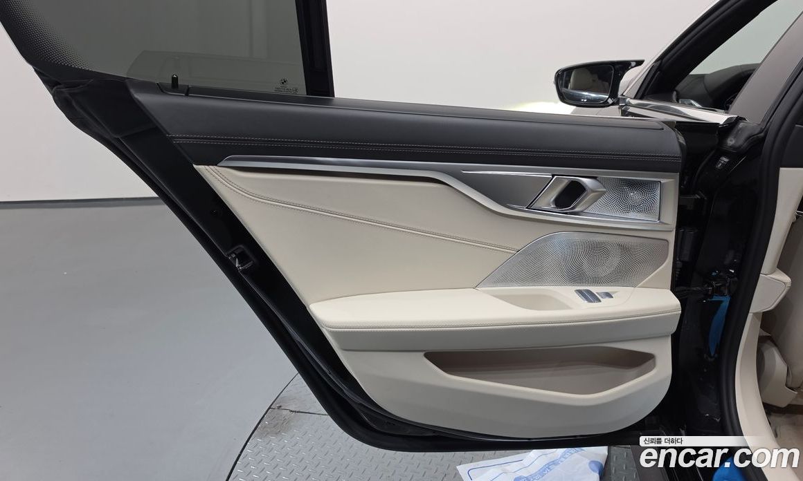 BMW 8-Series (G15) фото 25