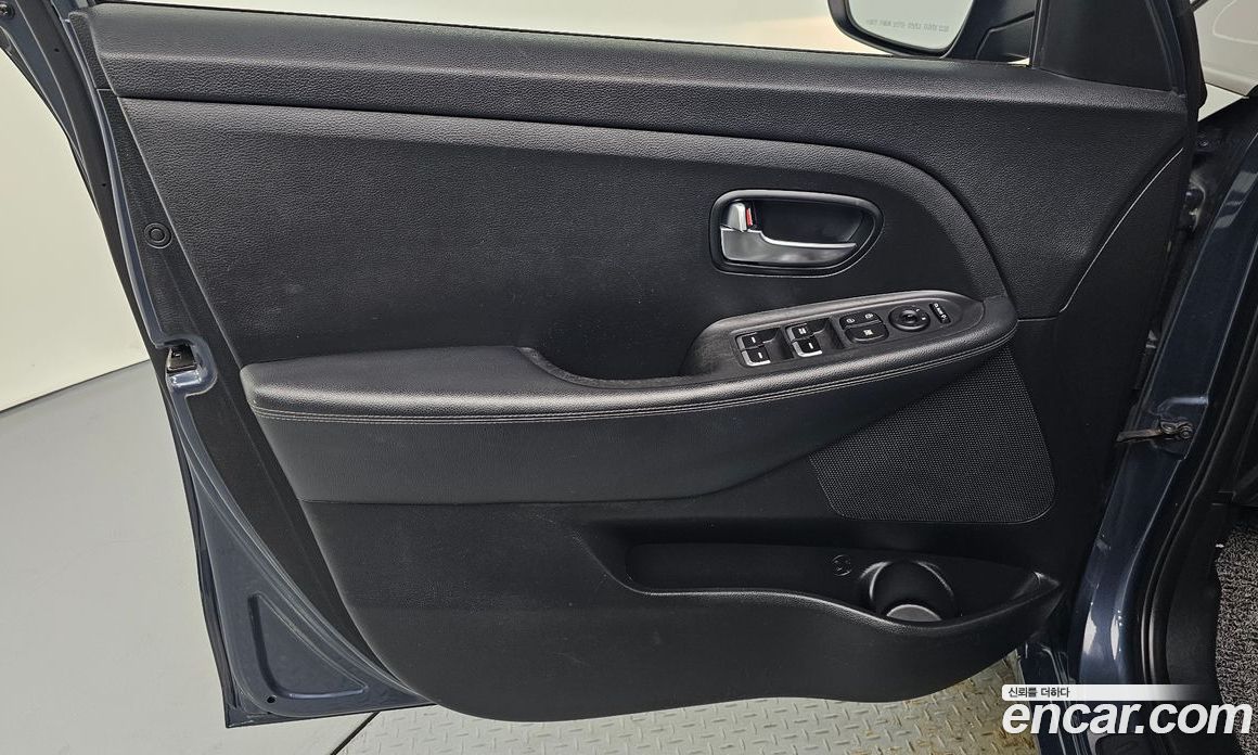 Kia Carens 3rd Gen фото 24
