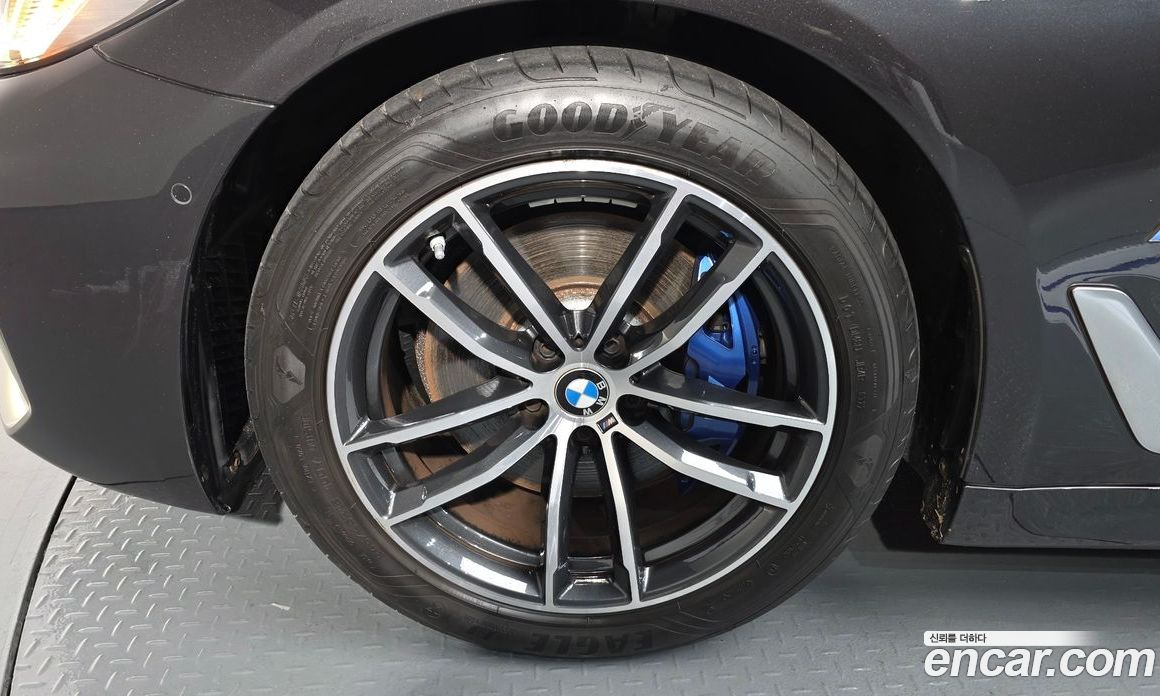 BMW 5-Series (G30) фото 4