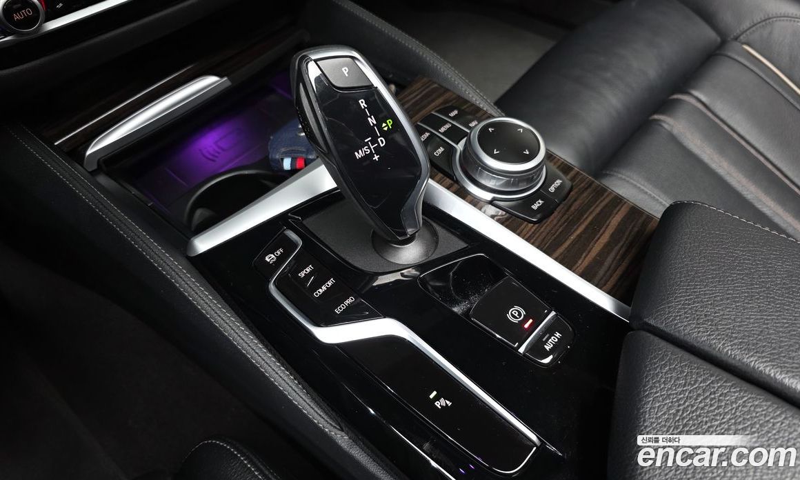 BMW 5-Series (G30) фото 8
