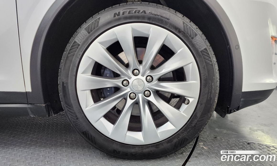 Tesla Model X фото 5