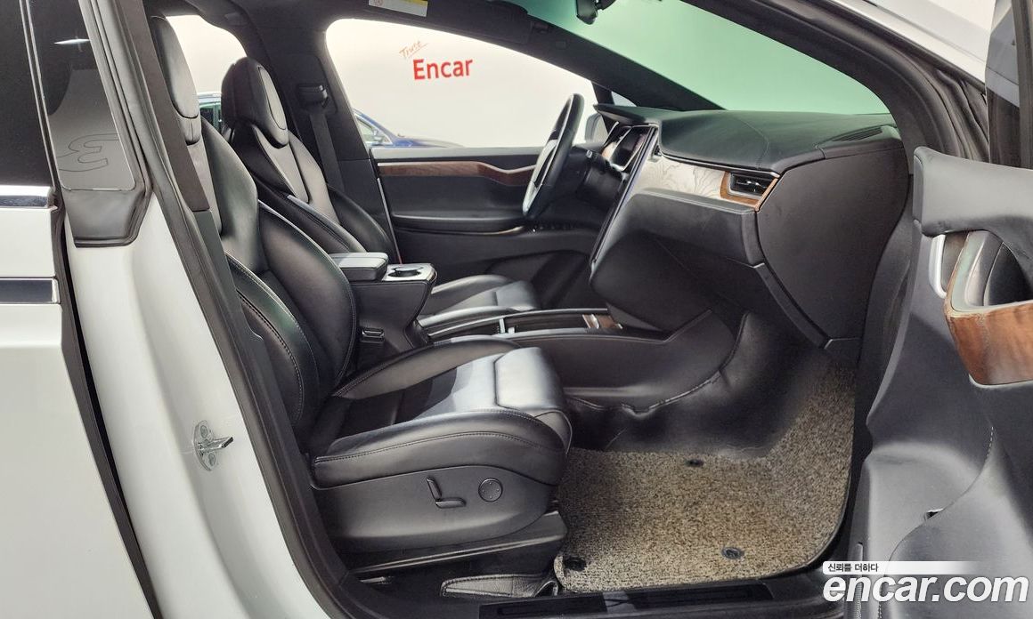 Tesla Model X фото 10