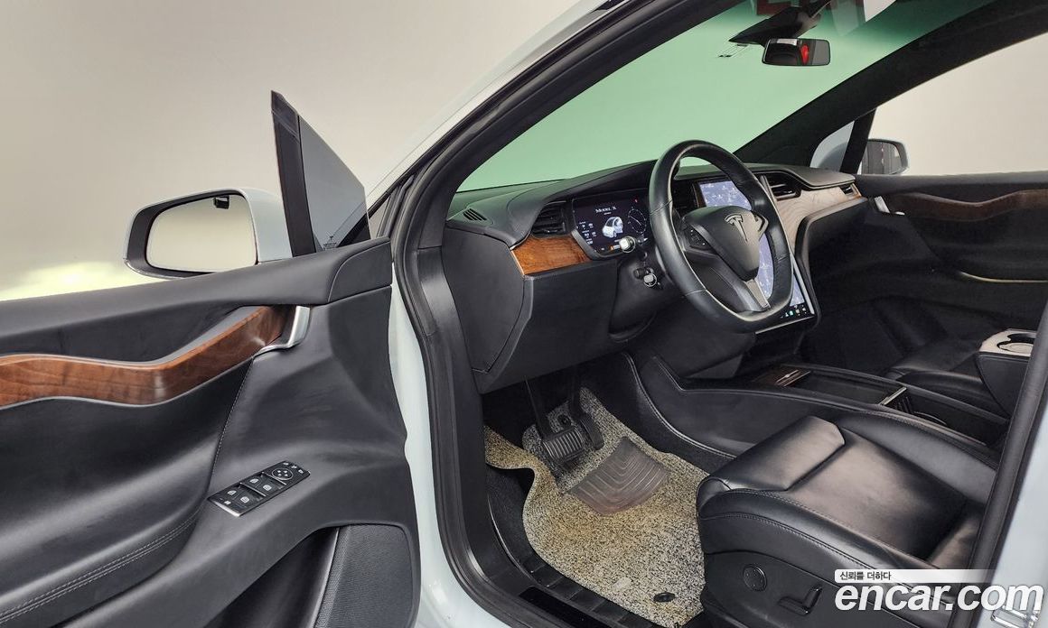 Tesla Model X фото 11