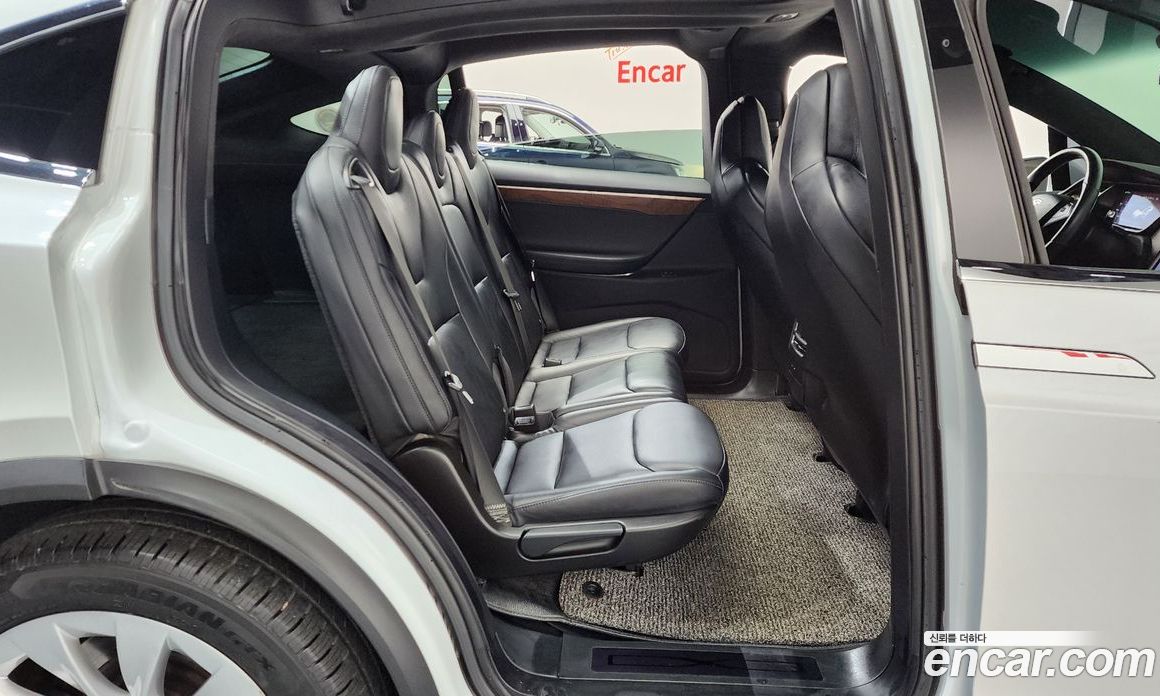 Tesla Model X фото 12