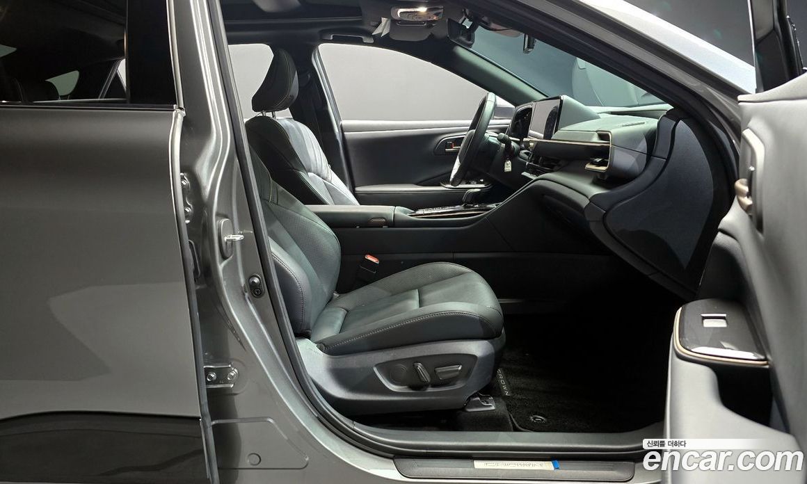 Toyota Crown Crossover фото 10
