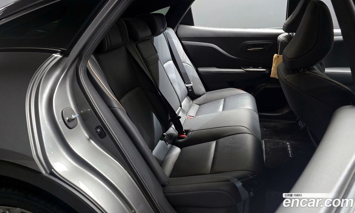 Toyota Crown Crossover фото 12