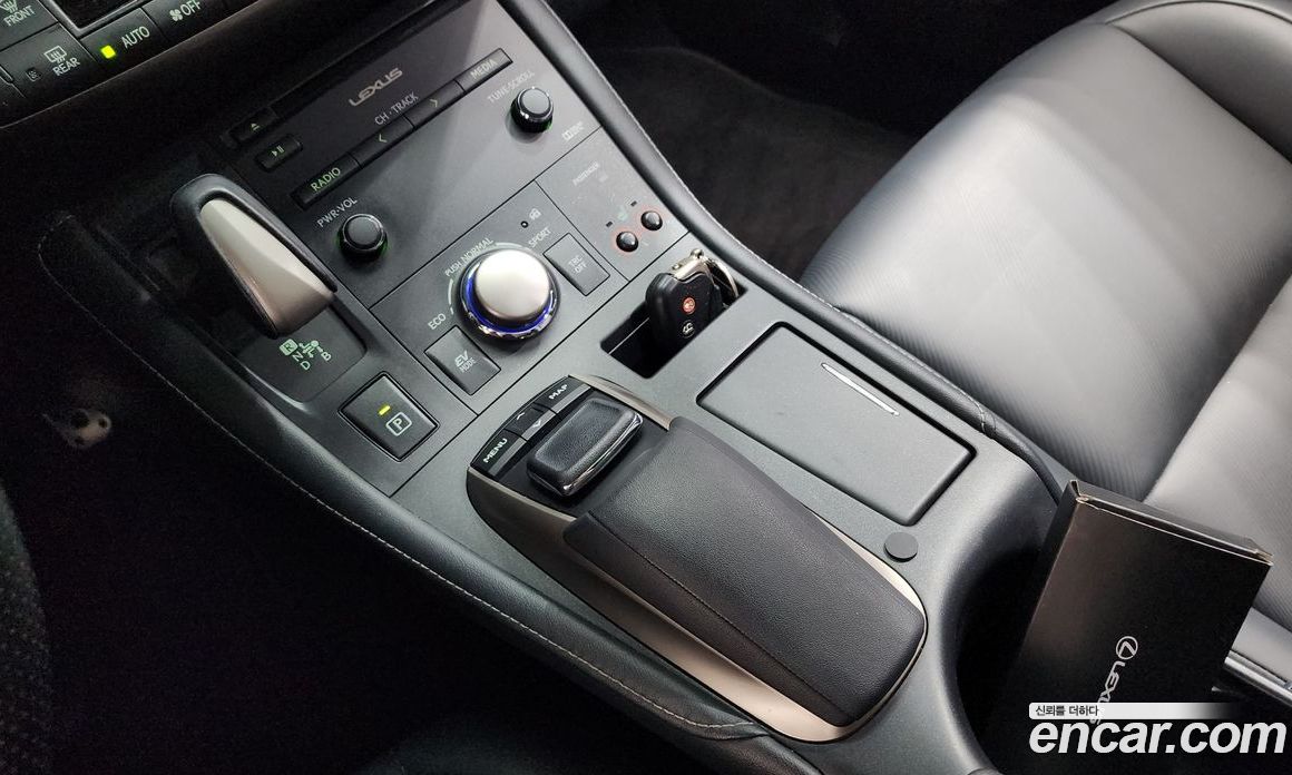 Lexus CT200h фото 9