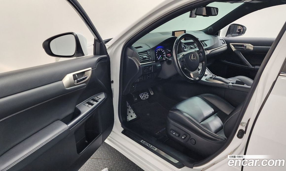 Lexus CT200h фото 10