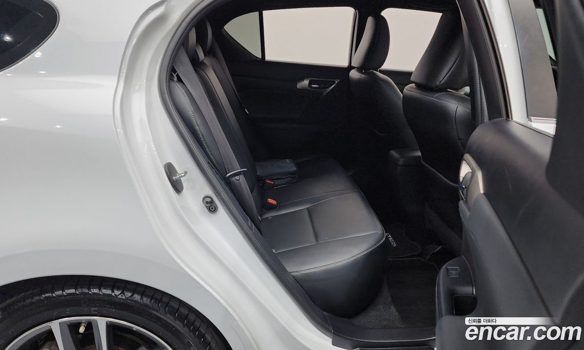 Lexus CT200h фото 11