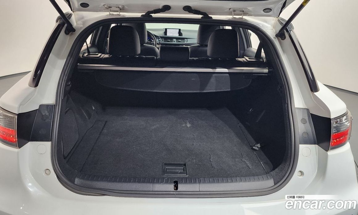 Lexus CT200h фото 17