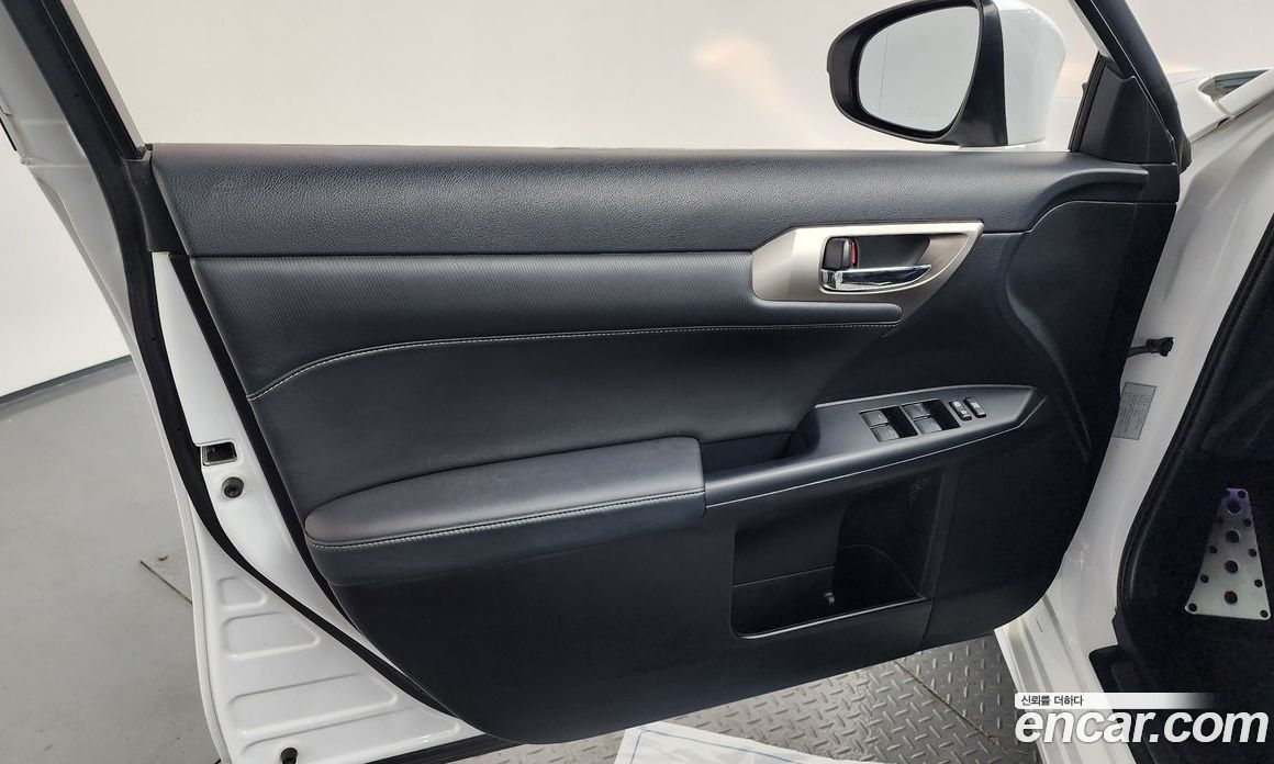 Lexus CT200h фото 18