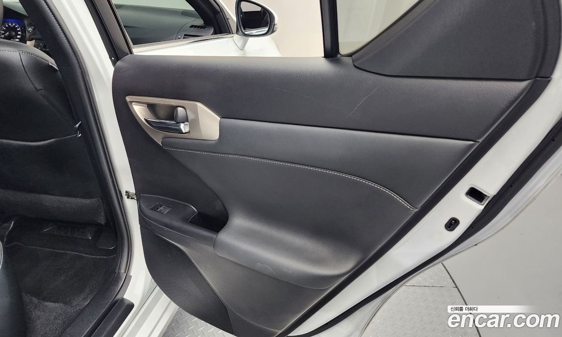 Lexus CT200h фото 19