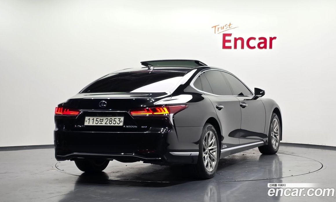 Lexus LS500h 5th Gen фото 2