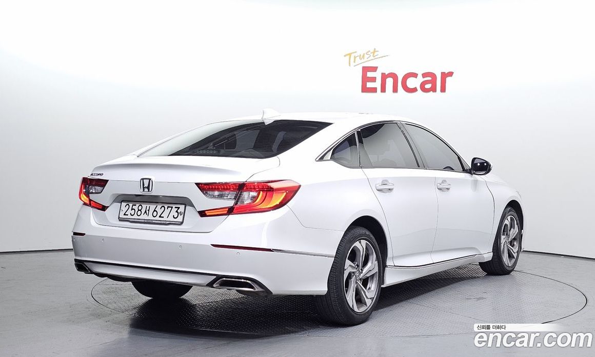 Honda Accord 10th Gen фото 2
