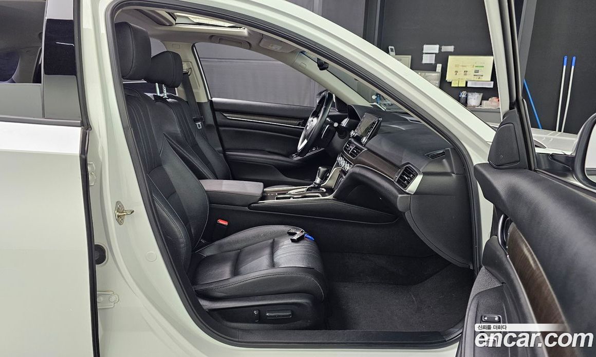 Honda Accord 10th Gen фото 12