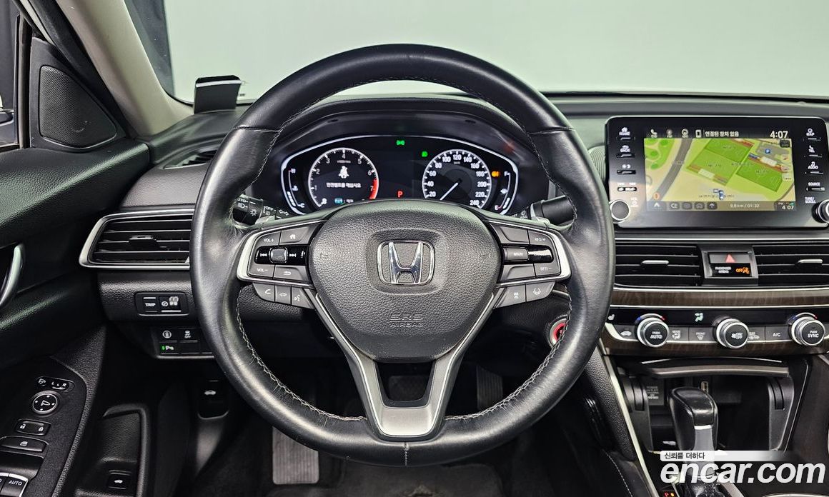 Honda Accord 10th Gen фото 14