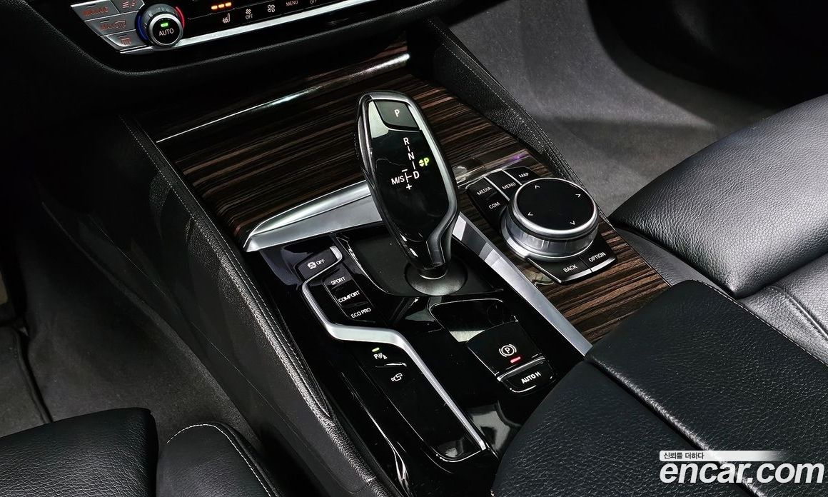 BMW 5-Series (G30) фото 9