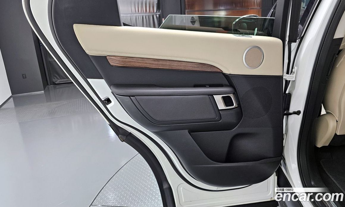 Land Rover Discovery 5 фото 25