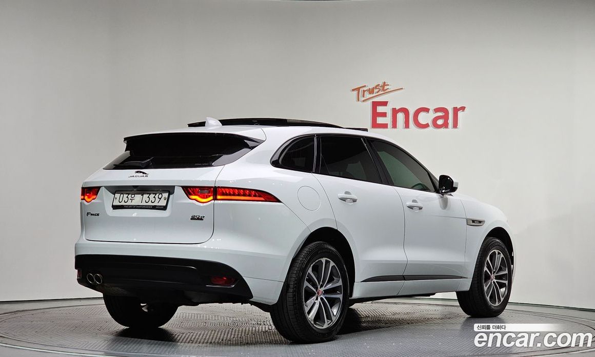 Jaguar F-PACE фото 2