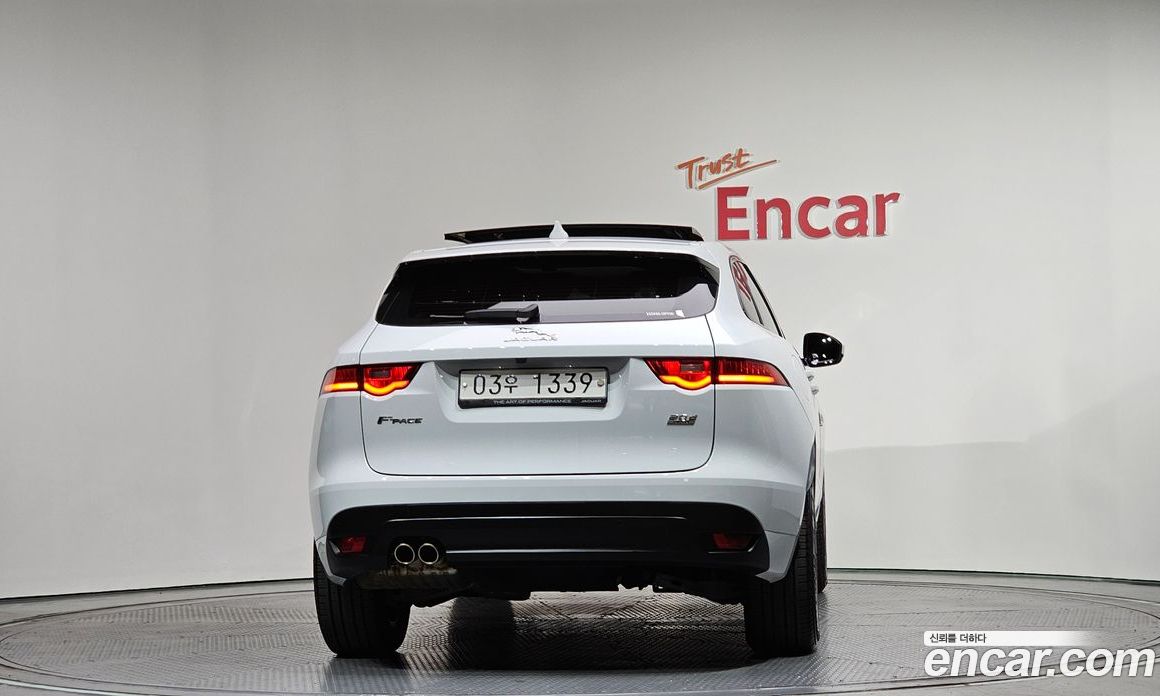 Jaguar F-PACE фото 4