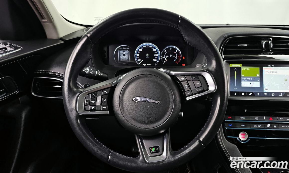 Jaguar F-PACE фото 13