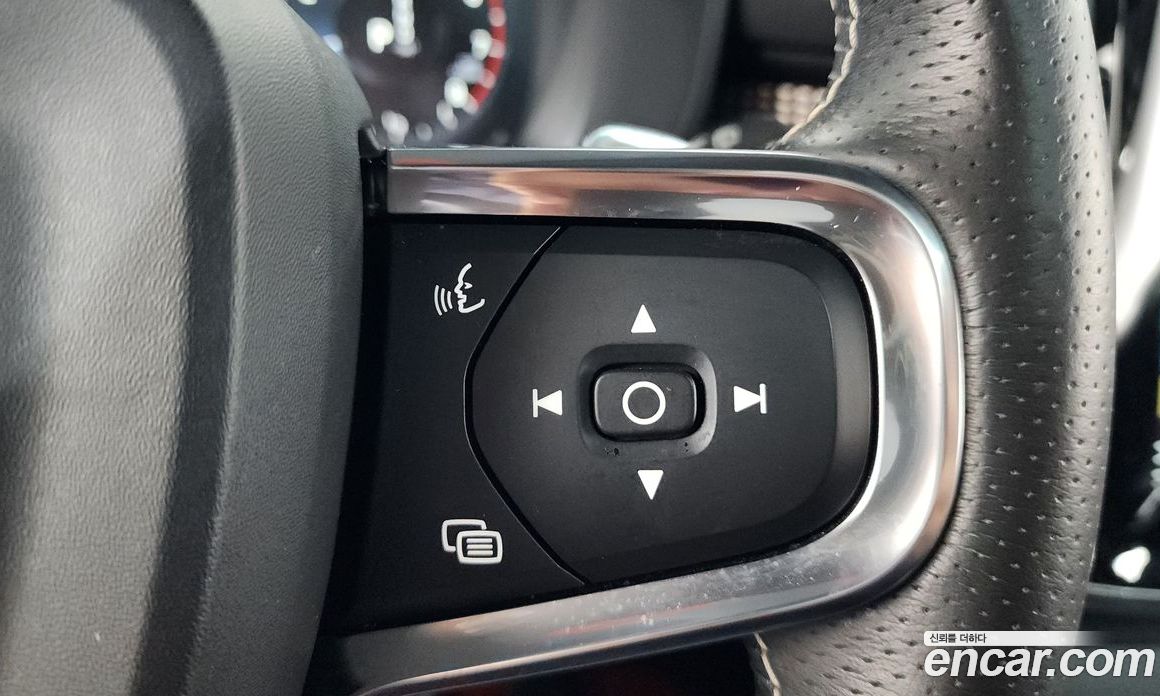 Volvo XC40 фото 15