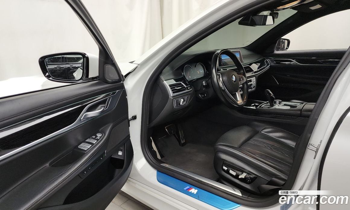 BMW 7-Series (G11) фото 10