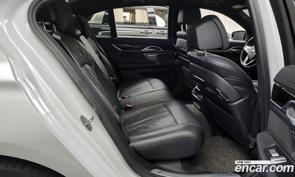 BMW 7-Series (G11) фото 12