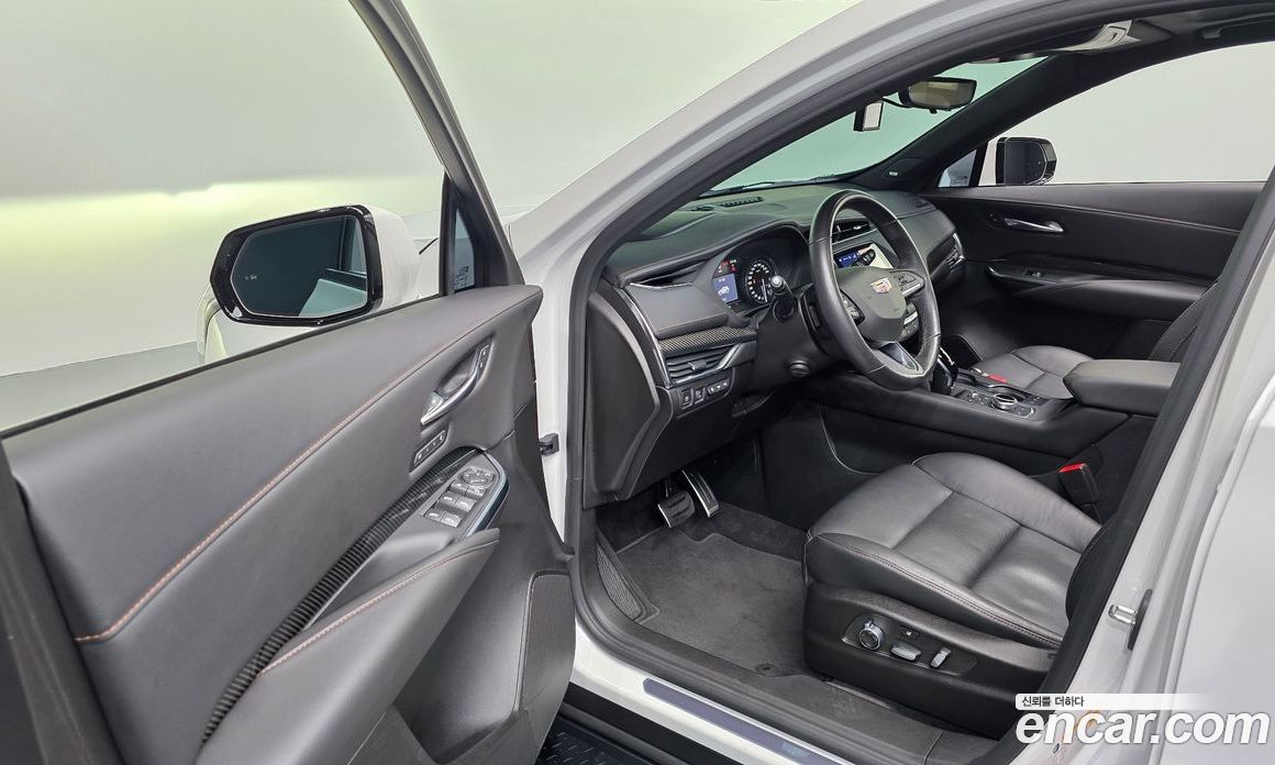 Cadillac XT4 фото 10