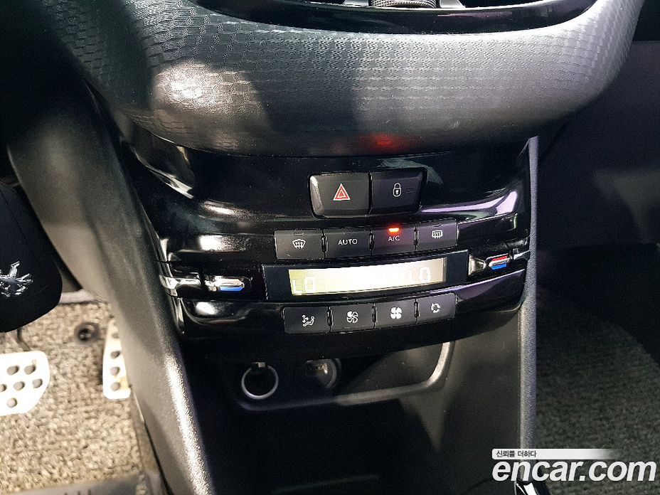 Peugeot 2008 1st Gen фото 14