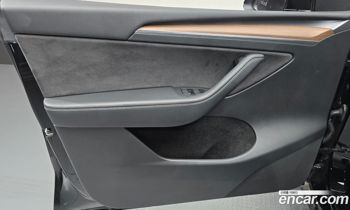 Tesla Model Y фото 24