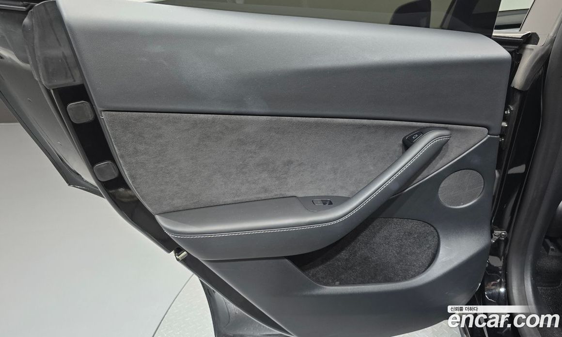 Tesla Model Y фото 25