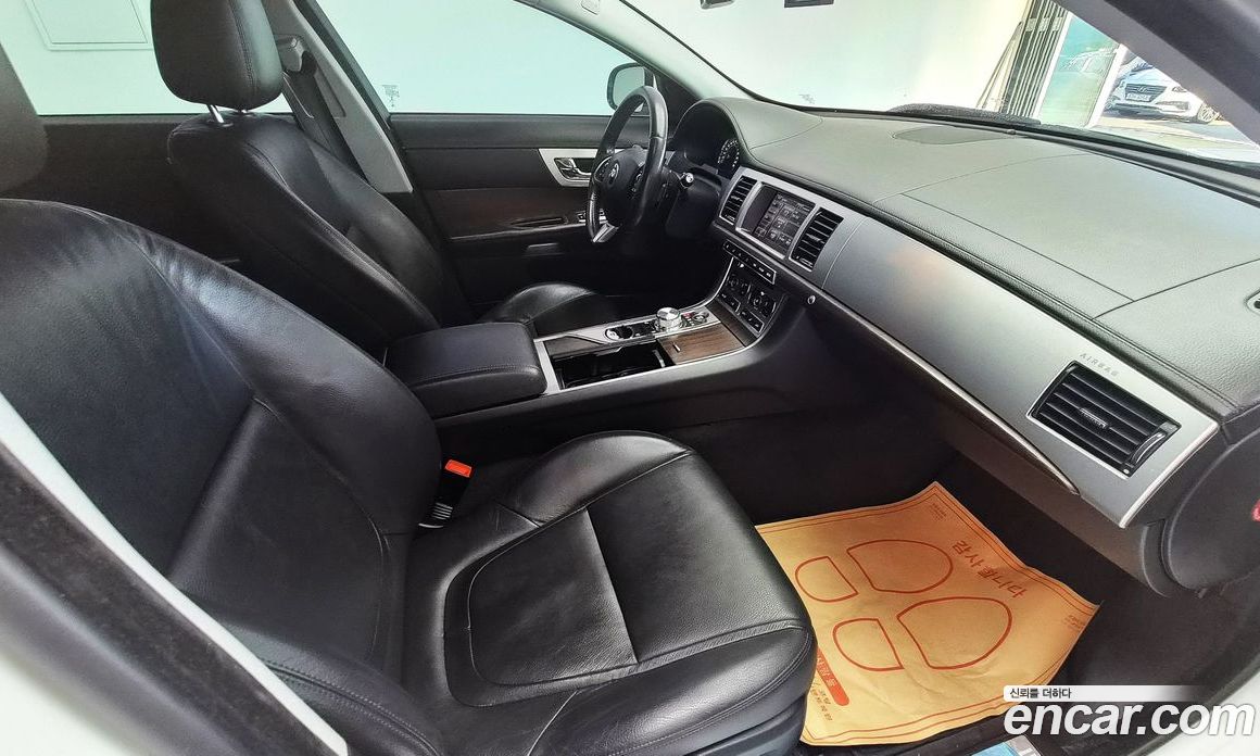 Jaguar XF New фото 16
