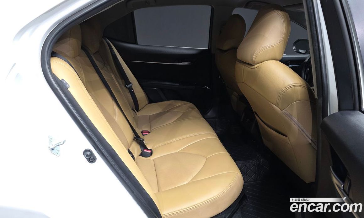 Toyota Camry (XV70) фото 12