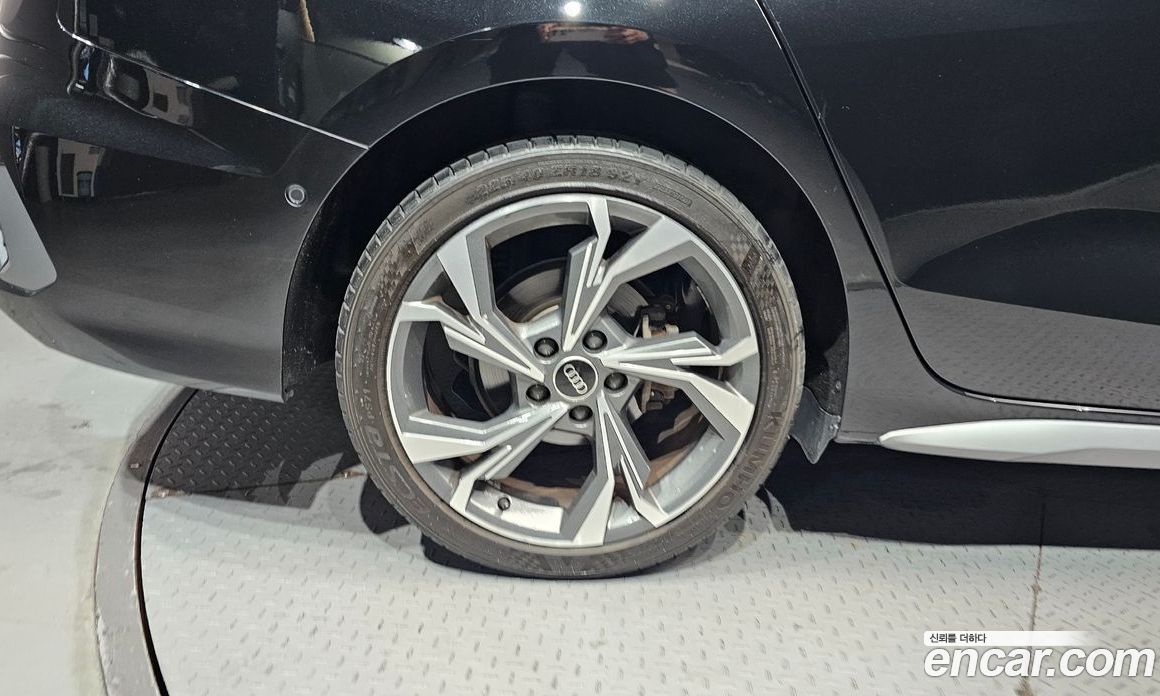 Audi A3 (8Y) фото 5