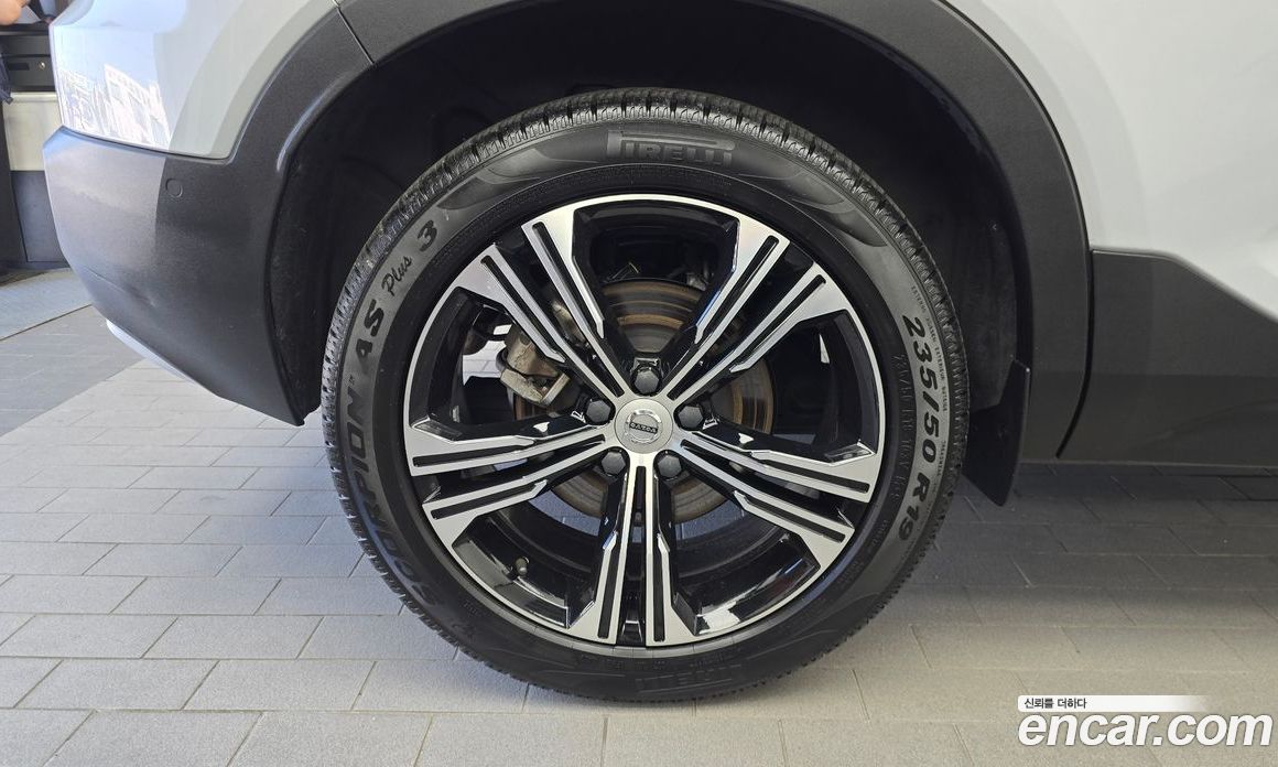 Volvo XC40 фото 5