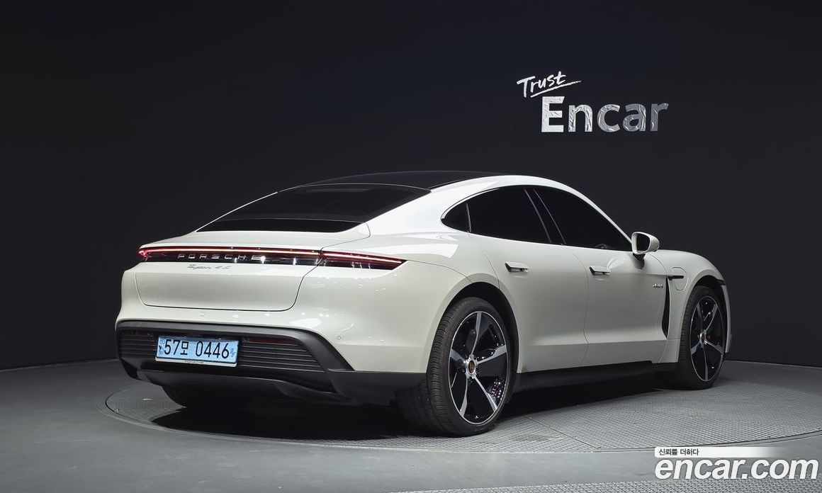 Porsche Taycan фото 2