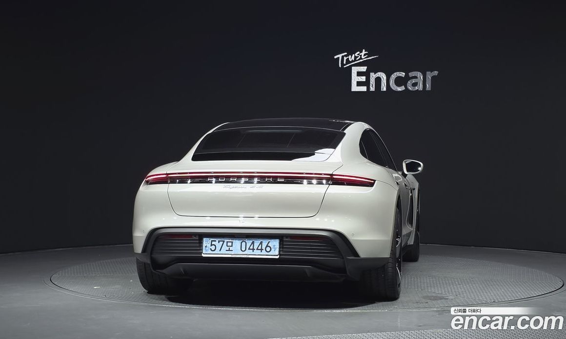 Porsche Taycan фото 4