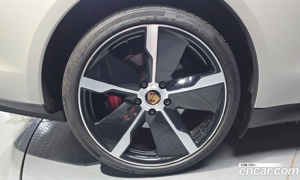 Porsche Taycan фото 5