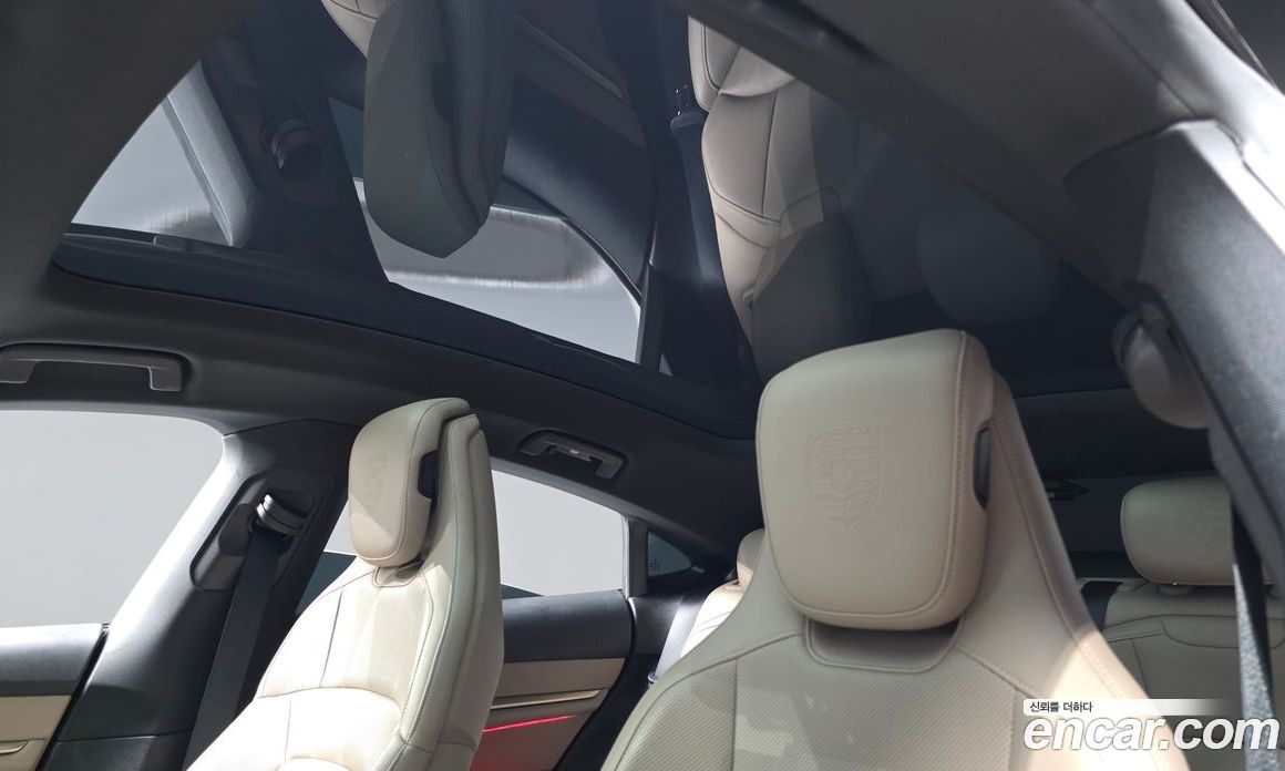 Porsche Taycan фото 18