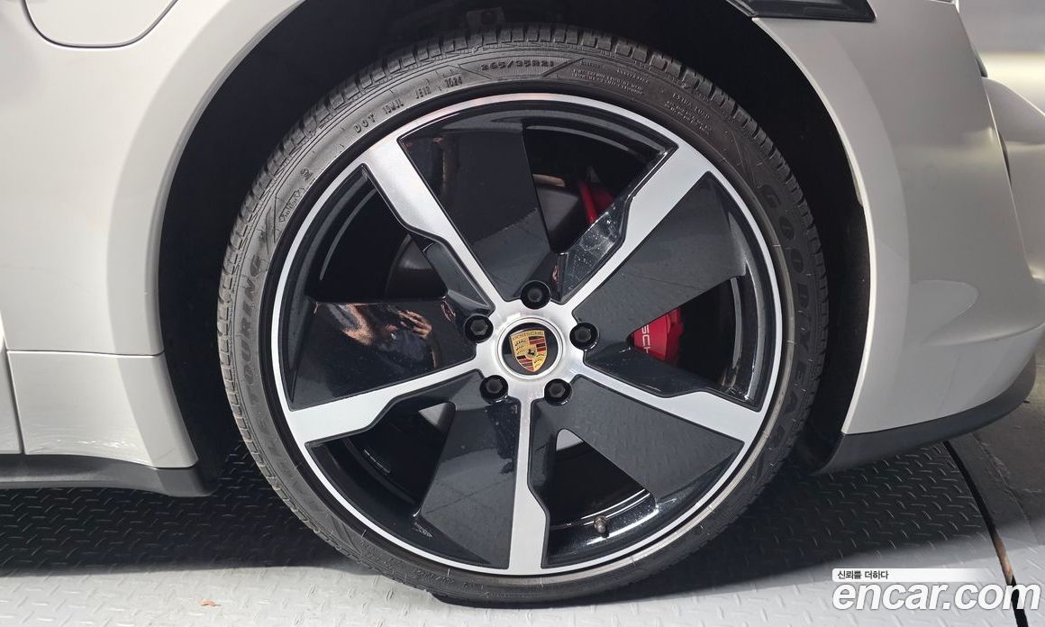 Porsche Taycan фото 21