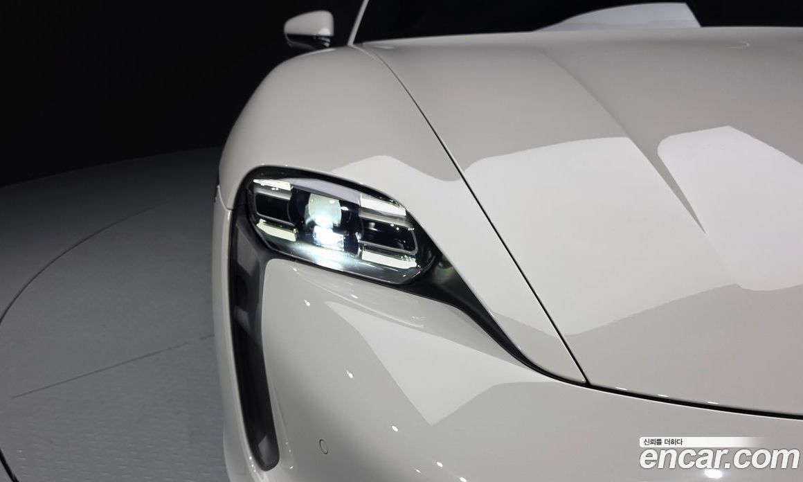 Porsche Taycan фото 22