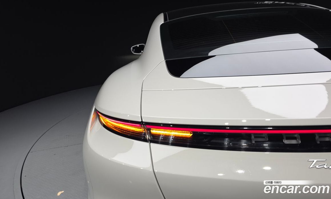 Porsche Taycan фото 23