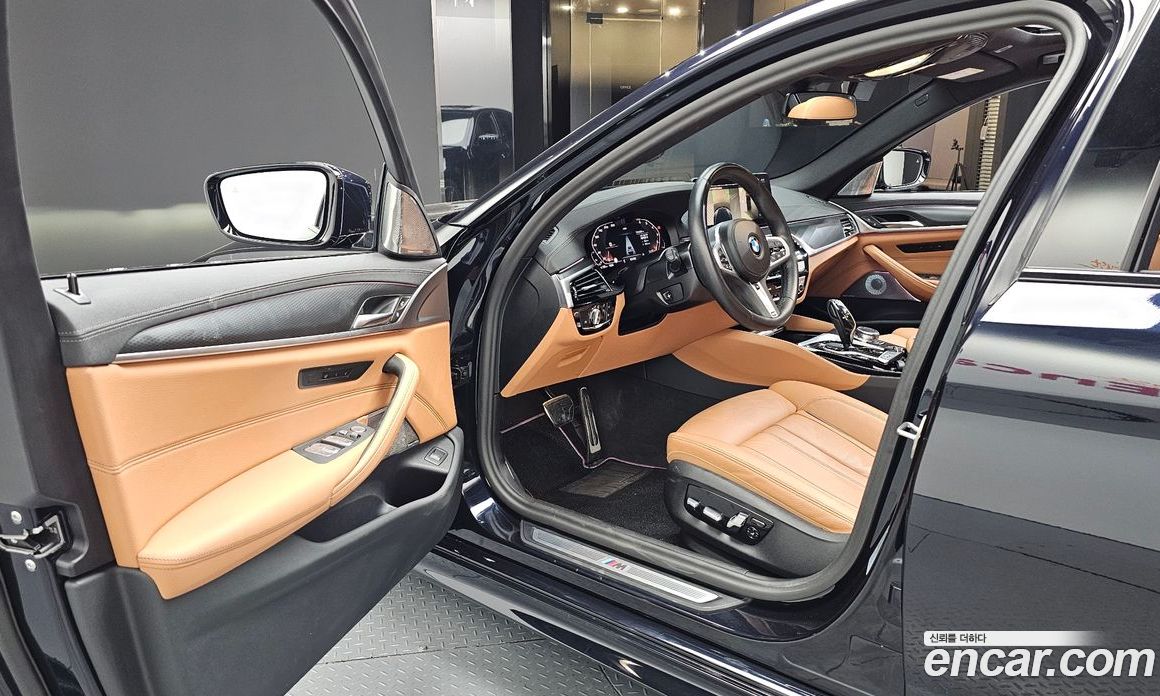 BMW 5-Series (G30) фото 10