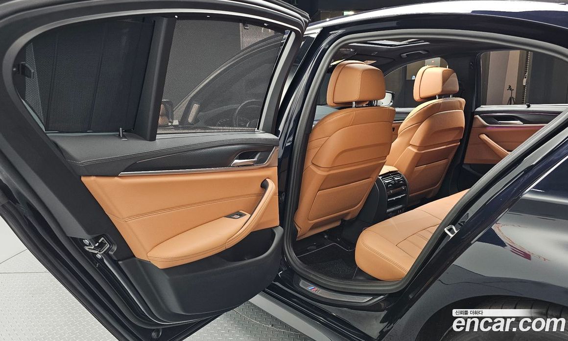 BMW 5-Series (G30) фото 12