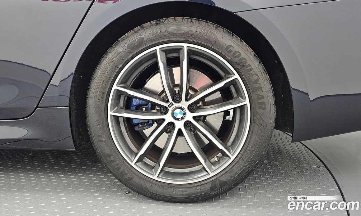 BMW 5-Series (G30) фото 21