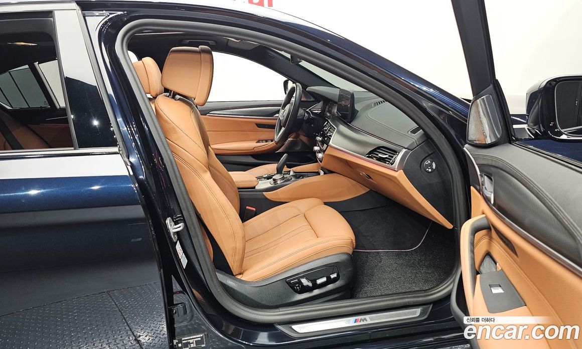 BMW 5-Series (G30) фото 26