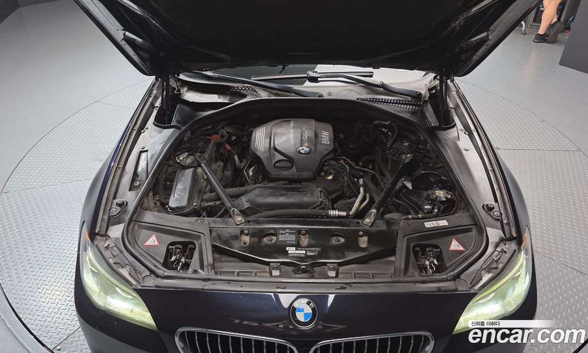 BMW 5-Series (F10) фото 6