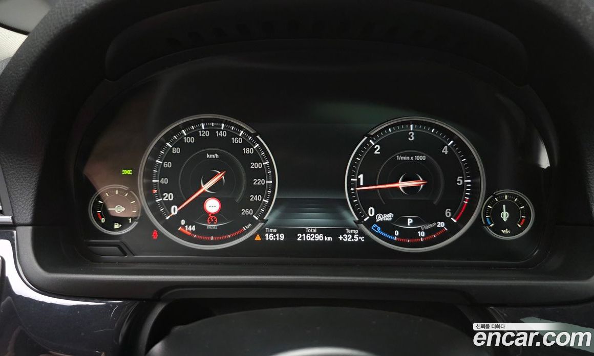 BMW 5-Series (F10) фото 8